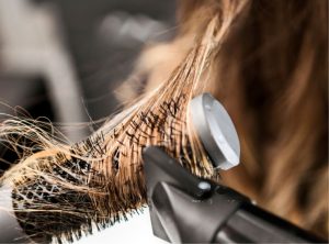 Servizio Trixen di taglio e piega su parrucca in capelli veri
