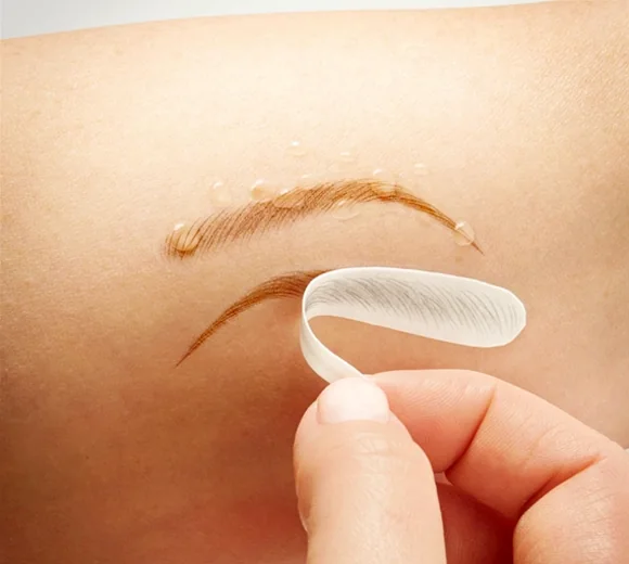 Tatuaggio ricrea sopracciglia post chemioterapia alopecia