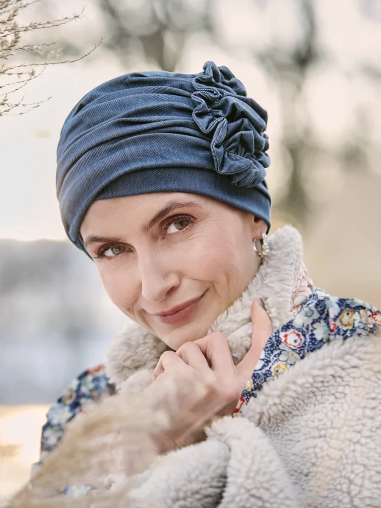 Turbante donna HocLotus 1613-4131 con fiore - Dark Blue Denim — collezione autunno/inverno 2026–2027