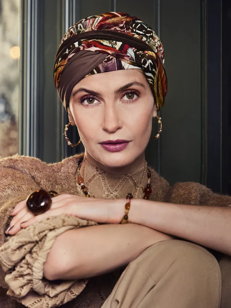 Turbante HocNoya 1585-4117 con fasce intrecciate - Tribal Feathers — collezione autunno/inverno 2026–2027