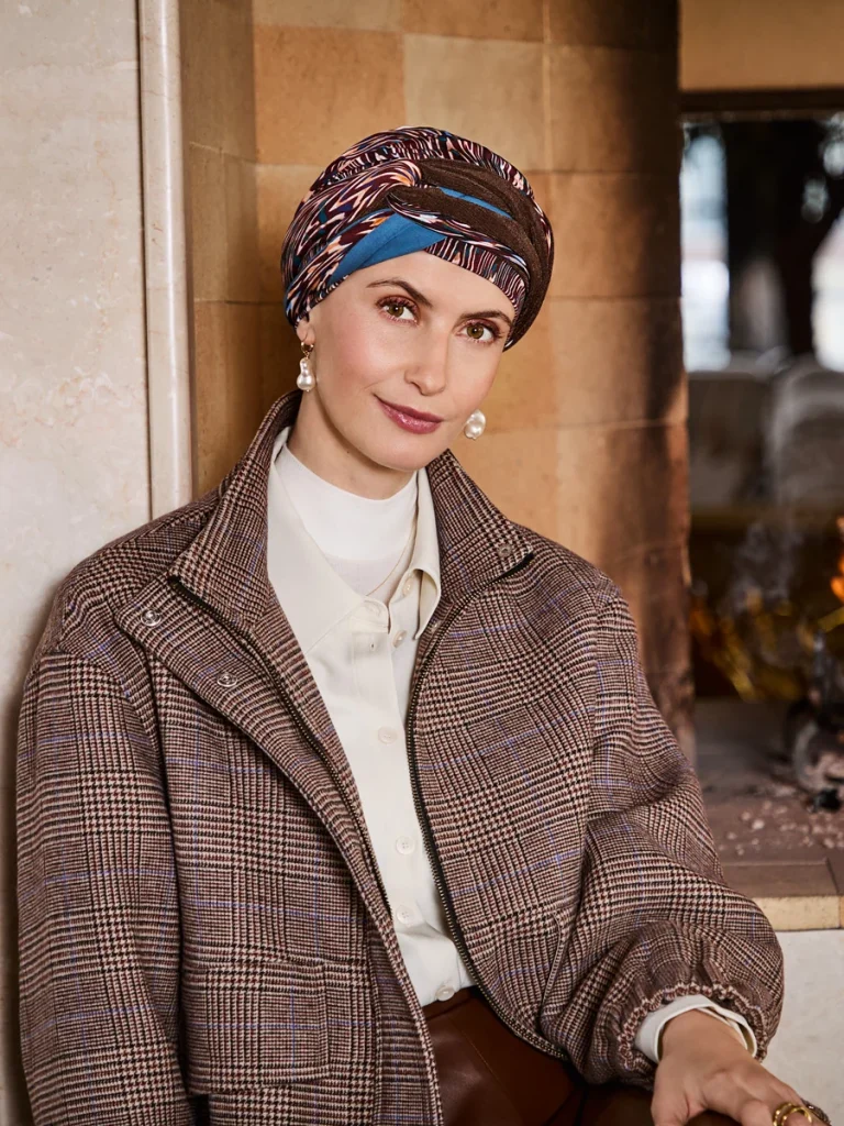 Turbante HocNoya 1585-4118 con fasce intrecciate - Ikat Mystery — collezione autunno/inverno 2026–2027