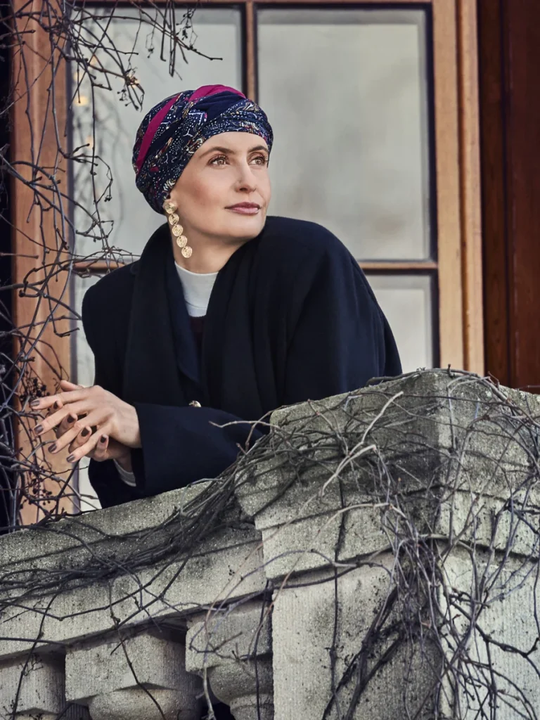 Turbante HocNoya 1585-4119 con fasce intrecciate - Amber Garden — collezione autunno/inverno 2026–2027